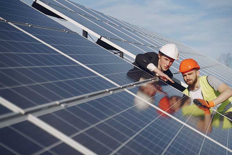 Installation de panneaux solaires sur toiture